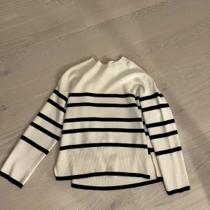 Stickad tröja - Jättesöt stickad tröja som tyvärr inte kommer till användning längre. Den är i jättefint skick!💕