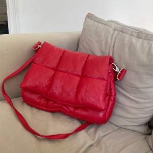 Fantastisk, knappt använd, väska från Stand Studio. Vegansk läder. Vid köp medföljer även dustbag.   Limited edition i röd färg. 