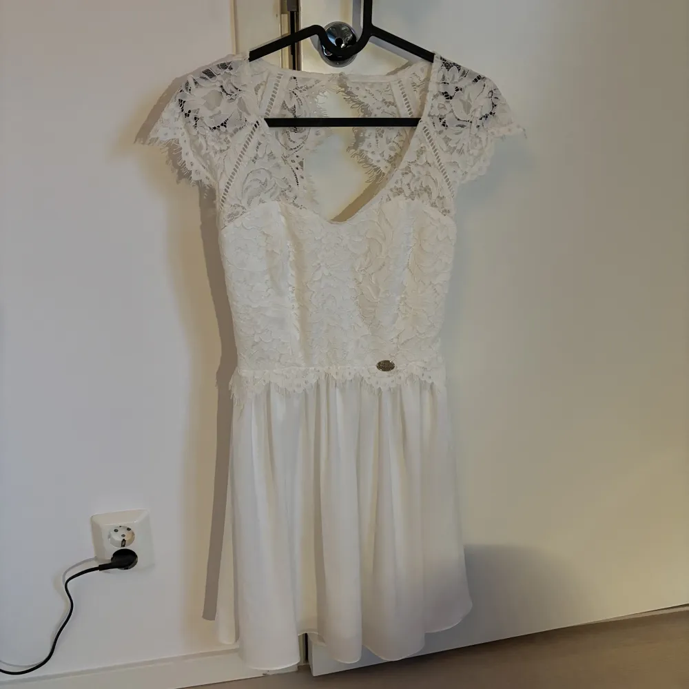 Säljer denna klänning från bubbleroom. Den är endast använd 2 gånger och k fint skick.. Klänningar.