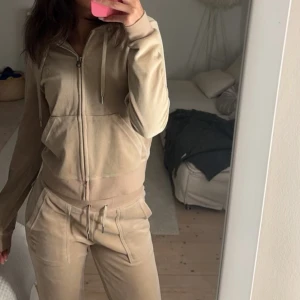 Juicy sett - Juicy sett i beige. Byxorna är i XS och tröjan i S. Jättebra skick. Säljer endast båda delar. 