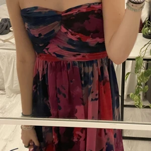 Klänning  - Säljer denna fina bandeau klänningen för att den har blivit för liten för mig✨