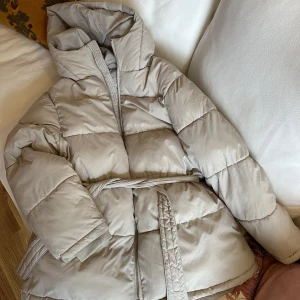 Nelly jacka - Så himla fin vinterjacka från Nelly i en beige färg. Nytvättad i bra skicka. Storlek 34!🌷