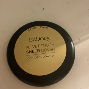Puder  - Aldrig använt den utan bara testat den på min hand men insåg att det var fel färg. 