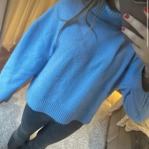 Stickad tröja - Blåa stickad tröja från hm i storlek S, köparen står för frakten❤️