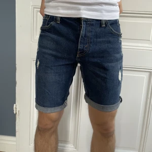 Levi’s Jeans Shorts 511 - Levis jeans shorts i modell 511. Ej tillgängliga i Sverige. Köpta i butik, Santa Barbera. Som Levis alltid brukar vara, är dessa av tung kvalité. Inte så använda, därav väldigt bra & nytt skick. Nypris: 49.50 $ = 545 kr