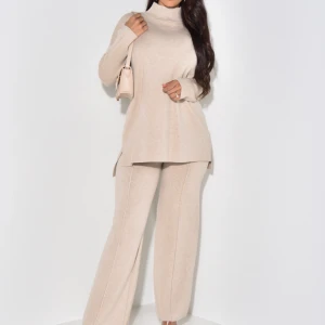 Set - Storlek S , jag är 170 cm. Varmt och fint set, nypris 800. Säljer för 400+frakt. Setet är endast använt en gång