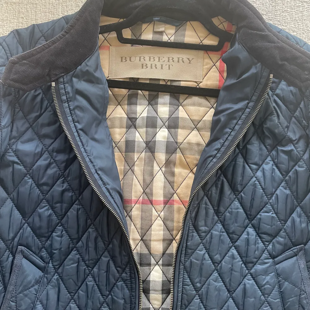 Burberry brit dam jacka i marinblått. Stl m. Jackor.