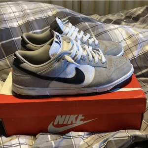 Nike Dunks - Hej! Säljer dessa coola custom dunks som är i väldigt gott skick som jag säljer till ett väldigt gott pris. Hör av er vid funderingar!😊