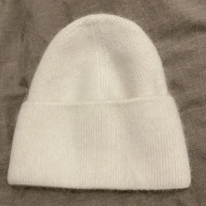 Vit mössa - Jättesnygg vit mössa!🥰 