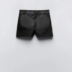 Säljer mina jättefina skinn shorts från zara som är slutsålda!! Köpte här på plick men dom var tyvärr förstora❤️ Skriv för fler bilder (lånad bild!)