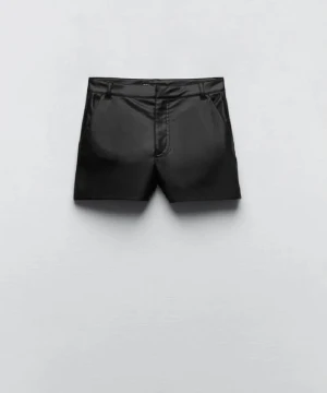 Skinn shorts - Säljer mina jättefina skinn shorts från zara som är slutsålda!! Köpte här på plick men dom var tyvärr förstora❤️ Skriv för fler bilder (lånad bild!)