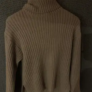 En stickad tröja från Gina Tricot❣️ inte använd mkt i fint skick💕 i strl xxs men man kan ha den som en xs & s❤️ den är längre bak men man kan stylea den om man vill🌹💓