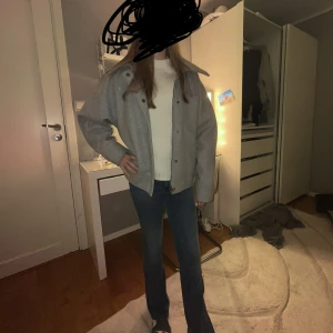 Kappa - Säljer denna fina gråa kappa. Väldigt bra skick, sparsamt använd. Skriv om intresserad, kan diskutera pris❤️