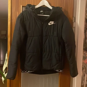 Nike jacka - Pris kan diskuteras. Enkel svart Nike jacka som är nåra år gammal men inte särskilt använd passar nog nån yngre tonåring💕
