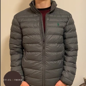 Dunjacka Ralph Lauren - Säljer denna riksfeta och eftertraktade Ralph Lauren Dunjackan i herrstorlek S. Modellen är 176cm och 65kg. Hör av er vid intresse!