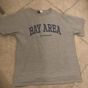 En grå t-shirt där de står ”Bay Area” från H&M köpt för 80kr säljer för 40kr Storlek Xs, bra skick, Använt typ 1-2 gånger.