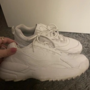 vita sneakers - säljer dessa vita sneakers med hög sula ifrån pull & bear, de är i storlek 38 men passar även för de som har 37 ❣️