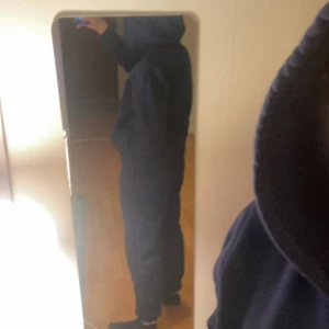 Mjukis dress - 100 för både byxorna och huddien   Mörkblå set ( mjukis byxor/huddie)  Endast provat , skön o varm i materialet.    Storlek M men passar S 