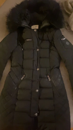 jacka - säljer min jacka från roco baroco i storlek 34, 200kr pågrund av att den fick ett hål i sig dock har jag sytt igen det och det syns inte när man har jackan stängd då armen täcker 