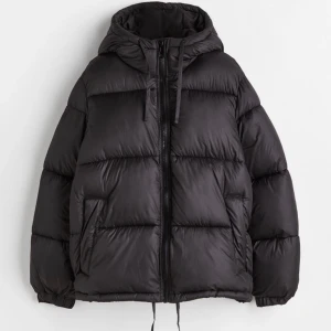 Svart Pufferjacket - Säljer min svarta pufferjacket från h&m just för att jag tog fel strl, och skulle nog säga att dom är lite stora i strl (skriv för egna bilder).