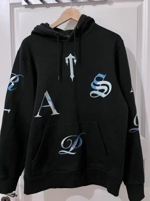 Trapstar hoodie - Trapstar hoodie top skick knappt använd i storlek medium, hör av dig om du har några frågor.