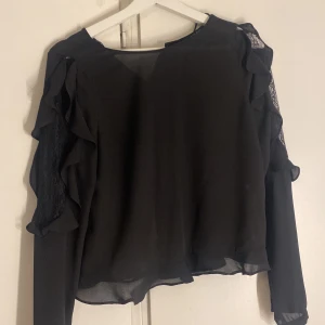 Blus  - Svart blus ifrån Zara❤️jätteeee snygg men tyvärr för liten för mig, därför kan jag tyvärr inte visa den på:(men så gott som helt ny