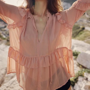 Zara Blus - Säljer denna blusen ifrån zara då den inte alls kommer tills användning. Har använt den en gång sen jag köpte den så den är i princip i nyskick 🩷 nypris är 359kr💓💓💓