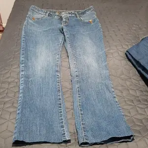 Jag säljer min jeans som är jätte fin skick storlek 40N från Flash. Köparen står för frakt. 