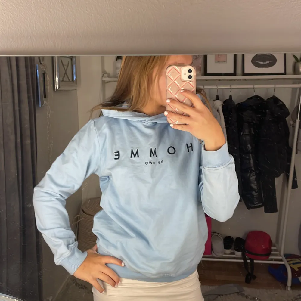 Säljer en ljusblå hoodie. Använt en gång köpt för ett år sen. Ganska tunn i materialet från homme. Storlek 164 men funkar även som s för vuxna . Tröjor & Koftor.