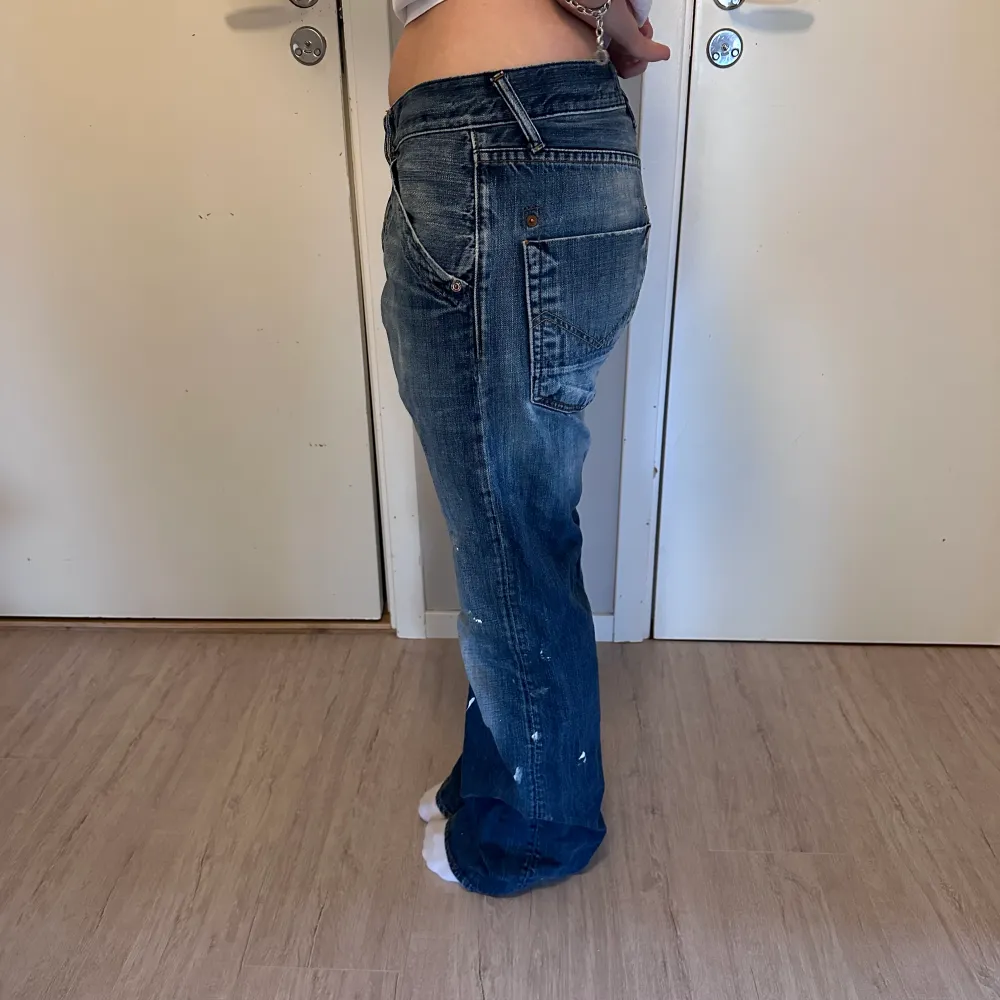 Vintage jeans med unik utstyrsel. Bra skick och sällan använda. Storleken är W31 L34. Tjejen på bilden är 166 cm och brukar ha W28 och storlek 38 i byxor. Nypris 1000 mitt pris 500. Jeans & Byxor.