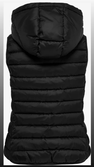 Väst - Kort väst med två fickor utanpå och även 2 diskreta inuti. Har också en luva utan någon päls. Har brukats 1-2 gånger och är i nyskick. Passar perfekt till väder då det är för varmt att ha jacka men och för kallt utan