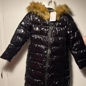 Vinterjacka - En helt ny oanvänd vinterjacka som säljs då den va för liten. Armarna är ganska korta men jackan är i storlek M. Den är köpt för 900kr. Säljer för 600 men kan gå ner i pris vid snabb affär.