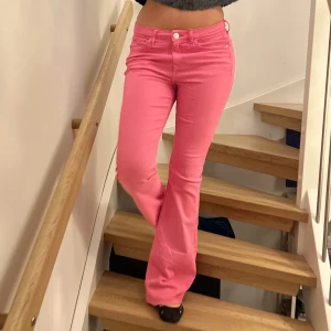Rosa jeans  - Så drömmiga rosa lågmidjade bootcut jeans!! Ligger varmt om hjärtat så säljer endast för bra bud💕💕 helt nyskick, aldrig använda!! Med lapp kvar! Passar 34-38