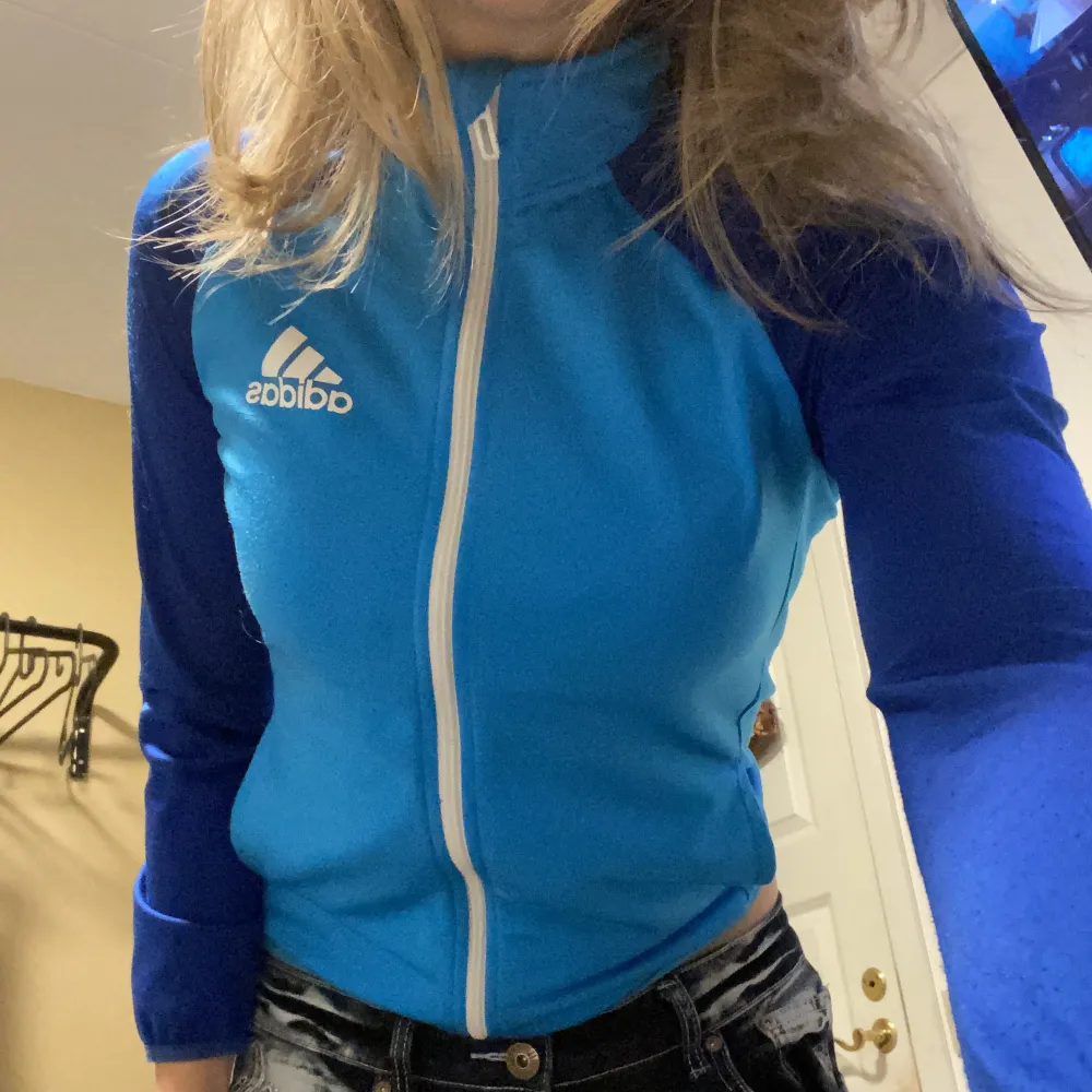 Vintage skitsnygg adidas zip up i jättefin färg! Har tappat lite färg på dragkedjan annars ingen defekter (se sista bilden) Står 9/10 år, men passar mig som brukar ha S, skulle kanske passa någon med xs/xxs ännu bättre. Tröjor & Koftor.