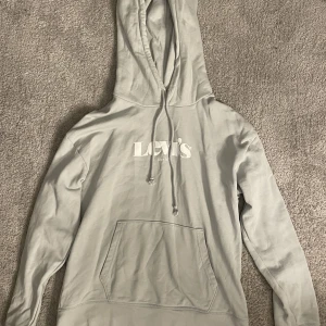 Levi’s hoodie  - Ljus blå hoodie från Levis. Bara andvänt ett par gånger, bra skick.