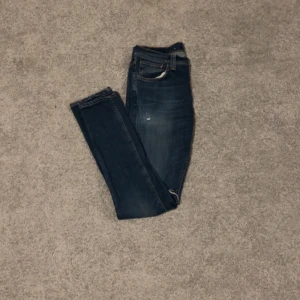 Nudie Jeans  - Säljer dessa riktigt feta ripped Nudie jeans i en skön tvätt, passar riktigt bra till Stockholmsstil och grisch outfits, nypris 1600 skick 9/10 