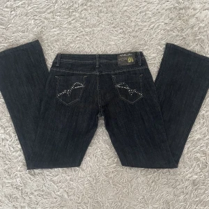 Lågmidjade bootcut jeans - Lågmidjade bootcut jeans från märket VS miss, helt nya och oanvända💘 Storlek 42 men passar mer som 40! Midjemått tvärs över: 41, innerbensmått: 83