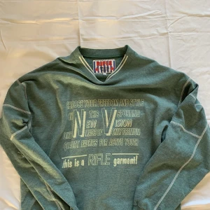 Olivgrön sweatshirt från Rifle - Knappt använd, bra skick. Lite oversized. Har ett snörre i botten av tröjan så att man kan spänna till de. Om man vill (var köpt så). Pris kan diskuteras. 