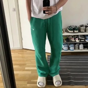 Nocta tech fleece - Nocta techfleece pants i färgen Stadium Green, storlek L. Helt oanvända då de köptes i två olika storlekar :)