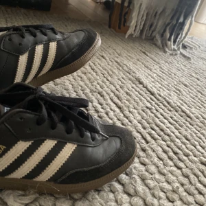 Svarta addidas samba skor - Säljer nu mina svarta addidas samba skor. Väldigt bra skick och jätte fina ny till hösten och vintern.