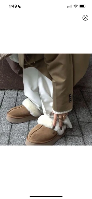 Ugg tofflor  - Ass sköna ugg tofflor. Ser helt oanvända ut och är knappt använda också. Endast använda inomhus också! Inköpta för ungefär 6 månader sedan. Nypris 1500kr Storlken är 40 men passar mig som har normalt 38