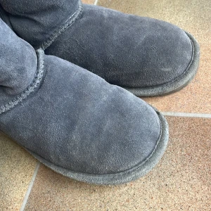 Skor -  Här är ett par skor som liknar uggs de är ganska höga och helt fluffiga på insidan alltså jättesköna jag köpte den för typ ett år sedan och har typ inte använt om alls så skulle säga att de är i väldigt bra skick. Hör av dig vid intresse❤️❤️