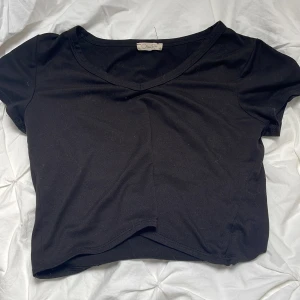 Svart v-ringad tröja - Svart v-ringad kroppad tröja som nästan aldrig är använd bara några par gånger, bra skick!