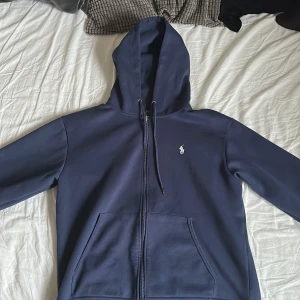Ralph lauren zip - Säljer min Ralph lauren zip eftersom den är lite för stor för mig. Den är i väldigt bra kondition och använd ett fåtal gånger. Tar även emot byten och bud!