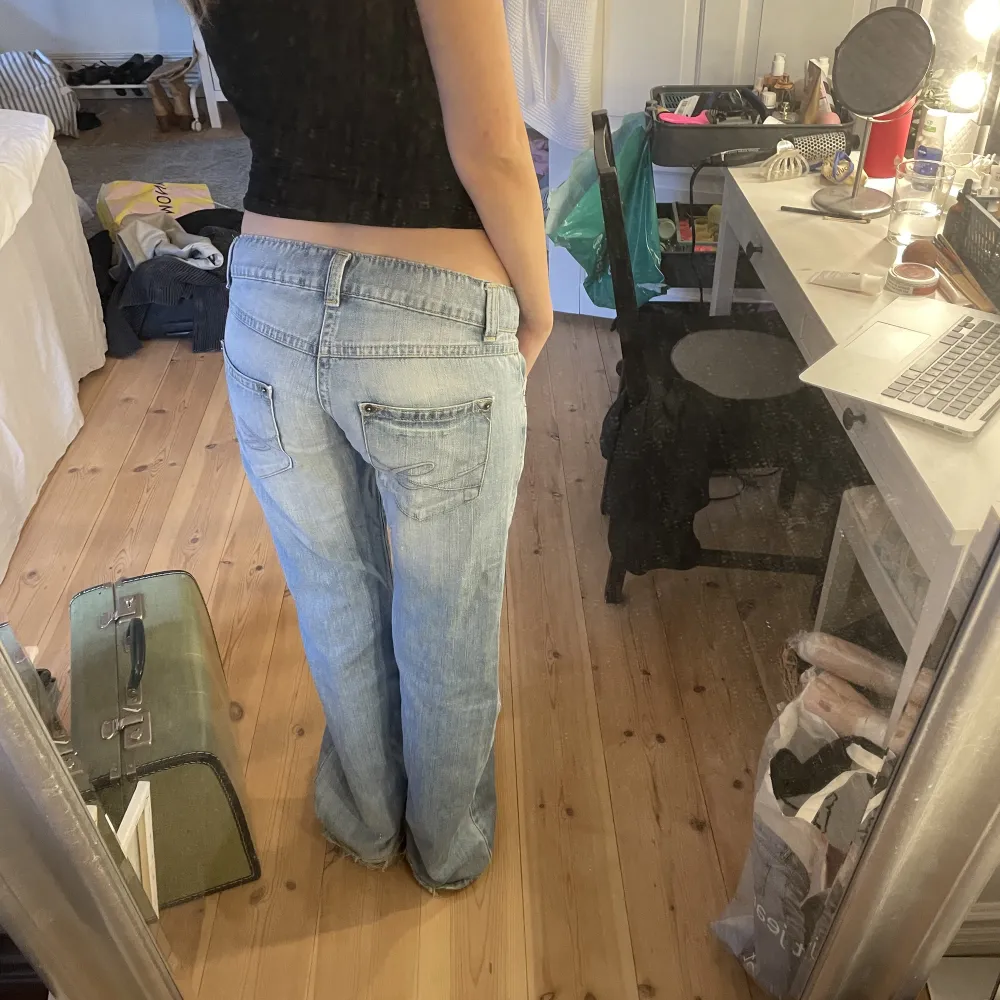 Super snygga lågmidjade jeans som ja inte använder längre. Vet inte märket och står ingen storlek men jag köpte de second hand! Skulle säga att de är S. Jeans & Byxor.