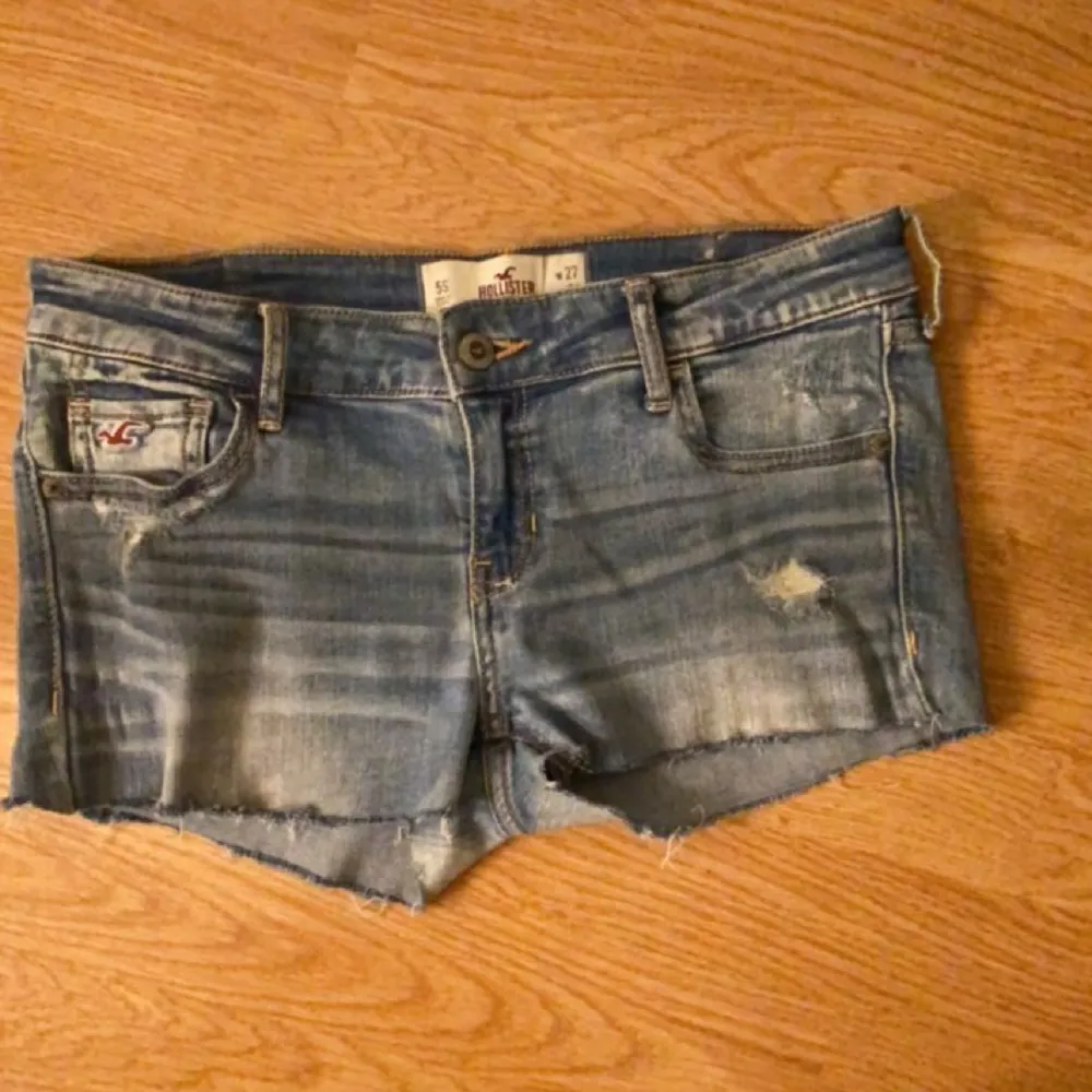 Säljer dessa as snygga hollister shorts, perfekta till sommaren💕 . Shorts.