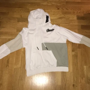 Vit hoodie med detaljer - Säljes då jag inte använder den så mycket då den är lite liten för mig. Använd några gånger men bra skick. Strlk M