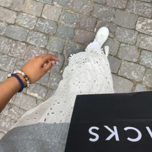 Lång kjol - så fin långkjol köpt utomlands av en tjej på plick. Den börjar bli lite kort på mig men så fin och ha om man ska utomlands på lovet. Sitter lowaist och finns snöre. ”puffbollen” på snöret har dock gått av men inget som man märker 💕 Passar till allt