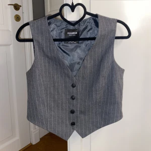 Grå väst | Pull & Bear - En jättecool grå väst med vita ränder. As snygg att ha med en långärmad tröja under eller bara västen själv. Då den är lite tajt, ger den en push-up effekt för de som har lite större bröst.  Skriv för mer info och bilder. Skriv även om du vill se den på!