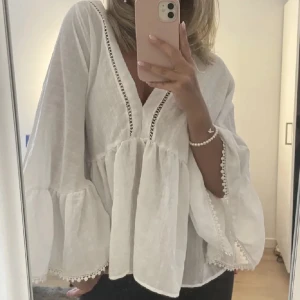 Zara blus - Säljer denna fina zarablus perfekt till tjejmiddagar/fest🤍 Är i bra skick och knappt använd! 🤍